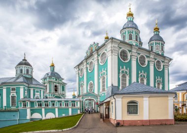Epiphany Katedrali, çan kulesi, Varsayım Katedrali, taşıma hangarı ve piskoposluk yönetimi. Katedral Dağı 'nın topluluğu. Smolensk 'te. Çekim tarihi: 10 Temmuz 2020