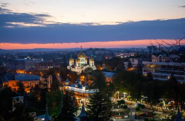 Gün batımında Spassky Katedrali. Goryachaya Dağı 'nın manzarası. Pyatigorsk 'ta. Stavropol bölgesi. Çekim tarihi 5 Ekim 2020