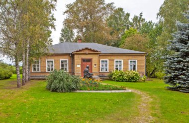 Adının N.A. olduğu eski tarım okulunun binası. Nekrasov. Chudovo şehri. Novgorod bölgesi. Çekim tarihi 12 Eylül 2020