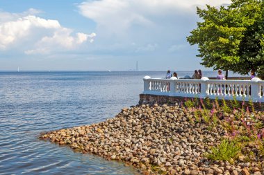 Monplaisir Sarayı 'nın gözlem güvertesi Finlandiya Körfezi' ne bakıyor. Petrodvoretler. Peterhof. St. Petersburg 'da. Rusya. 18 Temmuz 2020.