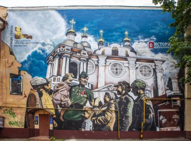 Sokaktaki bir evin duvarında Zafer Günü 'ne adanmış bir çizim. Büyük Sovyet. Smolensk 'te. Çekim tarihi: 10 Temmuz 2020