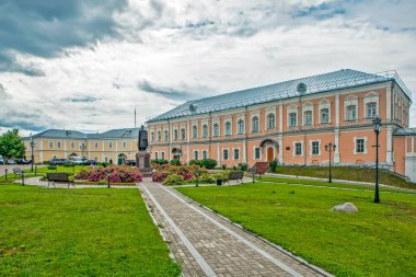 Diyocesan yönetimi, hac evi ve V. Monomakh anıtı. Katedral Dağı 'nın topluluğu. Smolensk 'te. Çekim tarihi: 10 Temmuz 2020
