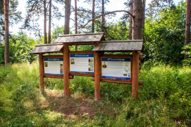 Smolensk Gölü Bölgesi 'nin seçkin insanları hakkında bilgiler içeren plaketler. Przhevalskoe köyü, Smolensk bölgesi. Çekim tarihi: 11 Temmuz 2020