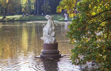 Bir balinanın karnından çıkan kutsal peygamber Jonah 'ın heykeli. Çin göleti. Oranienbaum. Lomonosov. St. Petersburg 'da. Çekim tarihi 24 Eylül 2020