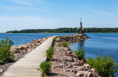 Küçük ahşap bir kiliseye giden ahşap bir iskele.