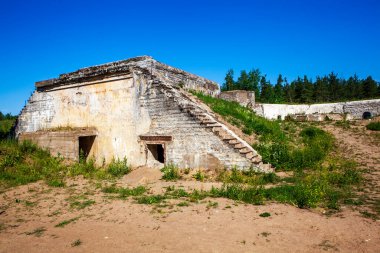 15 santimlik (152 mm) kanet topları için bataryaları olan bir top deposu kalıntıları. 1912 'de inşa edilmiş. 