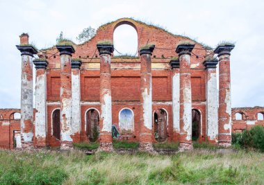 Eski tuğla bina harabelerinin manzarası