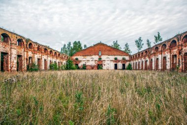 Eski tuğla bina harabelerinin manzarası