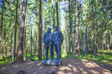 Lenin ve Stalin Anıtı yemyeşil ormanlarda