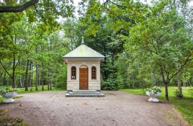 Yeşillikle çevrili küçük bir bina.