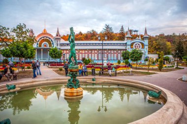 Evening city with a view of the Lucky Catch fountain (variants of the name: 