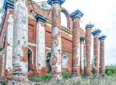 Eski tuğla bina harabelerinin manzarası