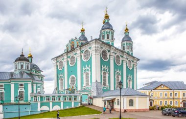 Epiphany Katedrali, çan kulesi, Varsayım Katedrali, taşıma hangarı ve piskoposluk yönetimi. Katedral Dağı 'nın topluluğu. Smolensk 'te. Çekim tarihi: 10 Temmuz 2020