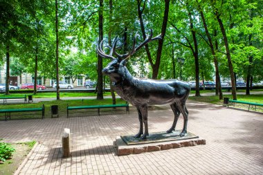 Blonie Park 'ta geyik heykeli. Çekim Tarihi: 10 Temmuz 2020