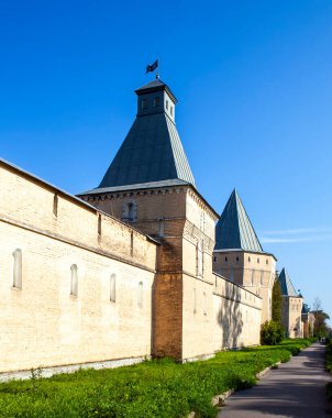 Mavi gökyüzü ve parlak güneş ışığında kale inşa ediliyor.