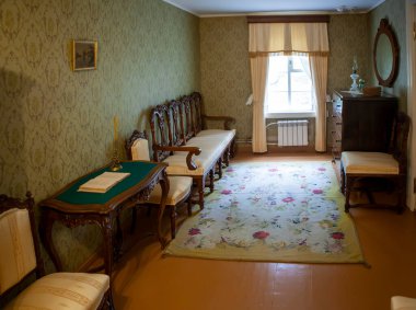 Misafir odası. Adsız Alkolikler Müzesi Nekrasov. Chudovo şehri. Novgorod bölgesi. Çekim tarihi 12 Eylül 2020