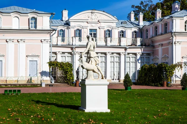 Wit Kasteel Beeldhouwwerk Fel Zonlicht — Stockfoto