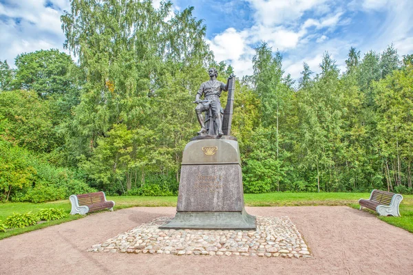 Peter Första Monument Med Grönskande Grönska — Stockfoto