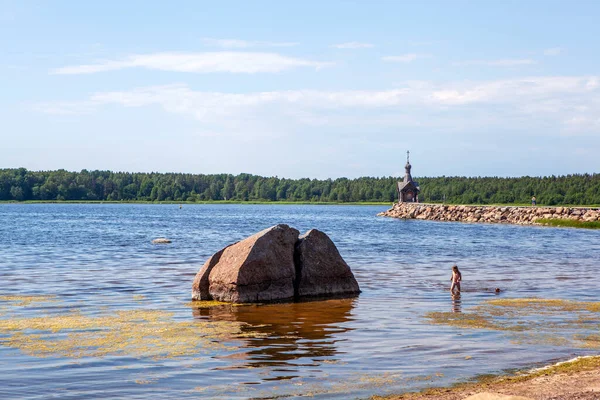 Finlandiya Körfezi 'nin Picturesque Dubkovaya Körfezi' nde Aziz Harikalar İşçisi Nicholas şapeli manzaralı. Dinlenme merkezi 
