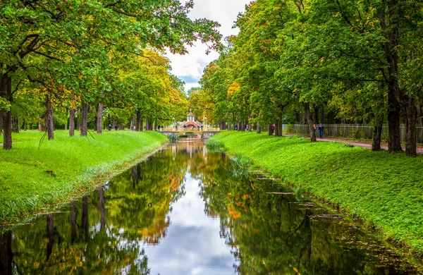 Umgehungskanal Herbst Mit Chinesischen Und Krestovy Brücken Alexander Park Puschkin — Stockfoto