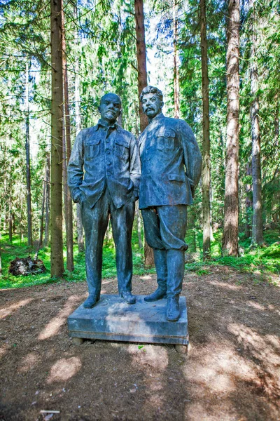 Lénine Staline Monument Dans Forêt Luxuriante Verte — Photo