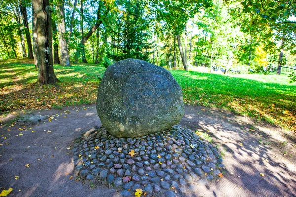 Kamień Pamięci Miejscu Pochówku Księcia Meklemburgii Strelitzky Jego Córki Natalii — Zdjęcie stockowe