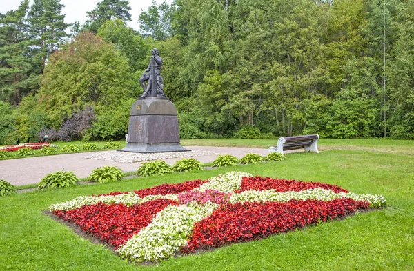 Peter Primeiro Monumento Com Vegetação Exuberante — Fotografia de Stock