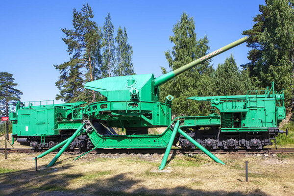 Артиллерийский транспортер ТМ-3-12 с 305-мм пушкой с линкора "Император Александр III". Форт "Красная Горка". Поселение Форт Красная Горка Ломоносовского района Ленинградской области. Россия. Дата съемки 27 июня 2020 года
