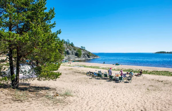 Personas Árboles Playa Del Lago Arena Luz Del Sol — Foto de Stock