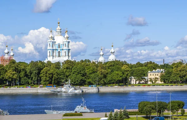 护卫舰 11770工程登陆艇和21980工程Yunarmeet Belomorya反破坏船P 421俄罗斯海军北部舰队背景下的Smolny大教堂 圣彼得堡 2020年7月14日拍摄日期 — 图库照片