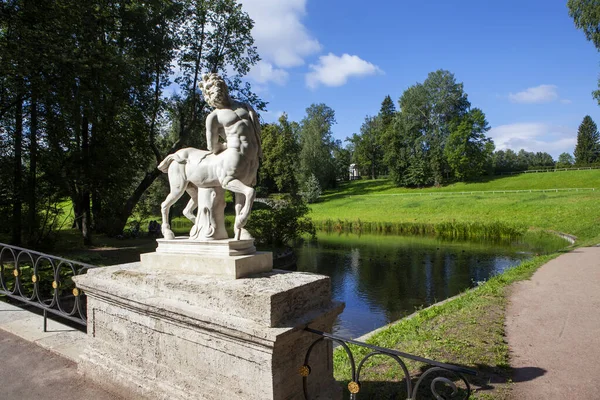 スラフヤンカ川を渡るケンタウロス川の橋 パブロフスキー公園 パブロフスク サンクトペテルブルク ロシア撮影日2020年8月8日 — ストック写真