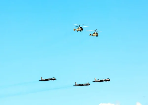 Противолодочные Самолеты Средней Дальности Два Модернизированных Многоцелевых Вертолета 27М Парад — стоковое фото