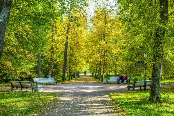 People Bench Beautiful Autumn Park Yellow Green Trees — Stock Photo, Image