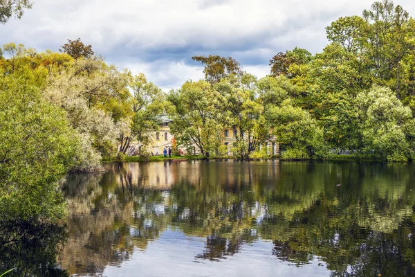 湖の水に反射する緑の公園の眺め — ストック写真