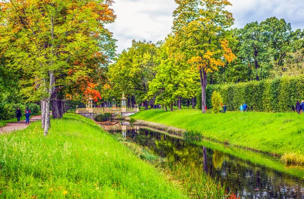 Dreifache Allee Herbst Umgehungskanal Und Kleine Chinesische Brücken Alexander Park — Stockfoto