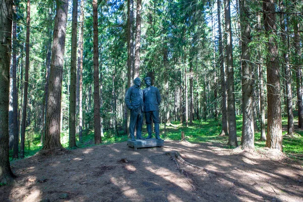 Lenin Stalin Anıtı Yemyeşil Ormanlarda — Stok fotoğraf