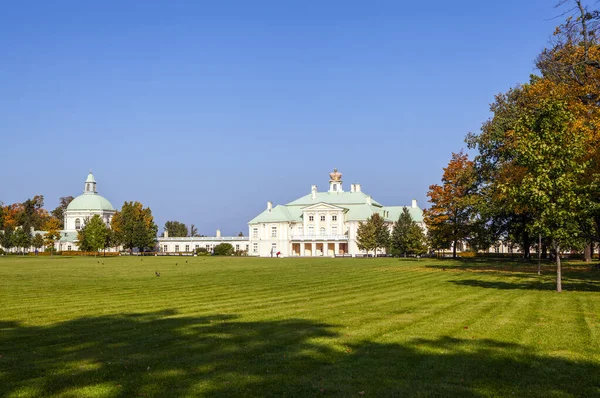 Gyönyörű Parkra Néző Kastély Fényes Napsütésben — Stock Fotó