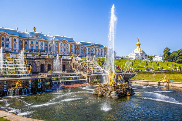 ПЕТЕРХОФ, РОССИЯ - 18 июля 2020 года: Фото фонтана Самсон
