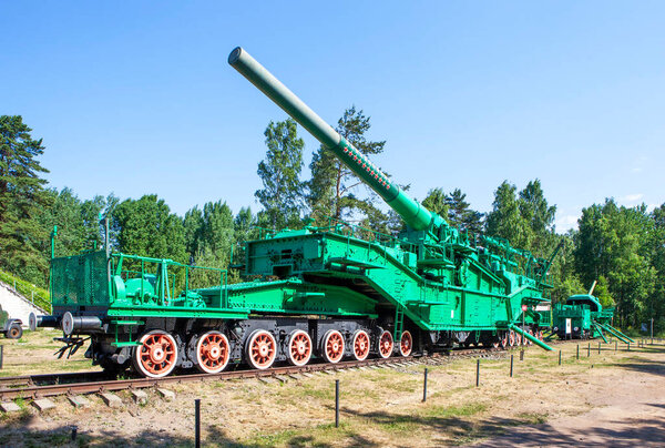 Артиллерийский транспортер ТМ-3-12 с 305-мм пушкой с линкора "Император Александр III". Форт "Красная Горка". Поселение Форт Красная Горка Ломоносовского района Ленинградской области. Россия. Дата съемки 27 июня 2020 года
