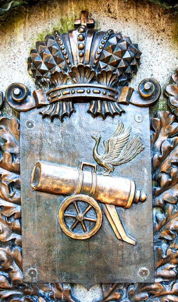 Птица Гамаюн на пушке - смоленский герб. Фрагмент памятника "Благодарная Русь - Герои 1812 года". Смоленск. Россия. Дата съемки 10 июля 2020 года