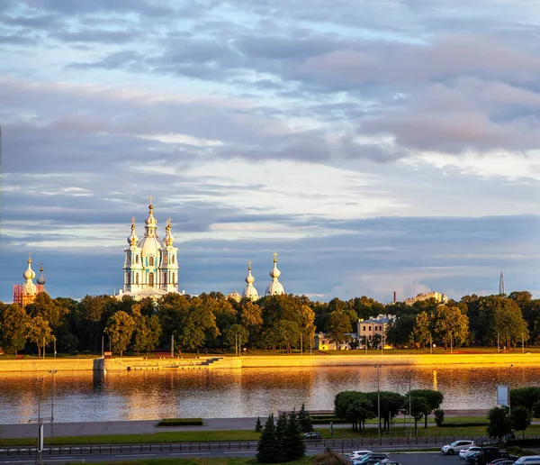 朝の太陽の下でスモリー大聖堂 サンクトペテルブルク ロシア撮影年月日2020年7月9日 — ストック写真