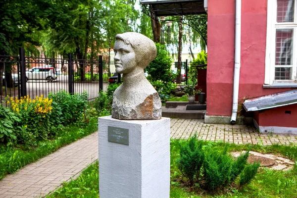 スモレンスク出身の少女 彫刻家アルバート ゲオルギエヴィチ セルゲフ ソ連時代の記念碑的な彫刻作品の展示 美術館の中庭 スモレンスク ロシア撮影日2020年7月10日 — ストック写真