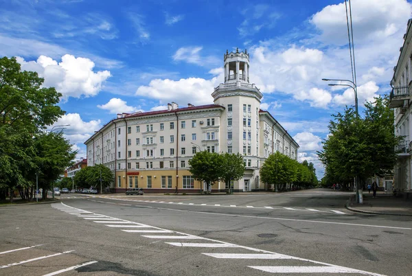 Edifício Com Uma Rotunda Esquina Das Ruas Lenine Konenkov Smolensk — Fotografia de Stock