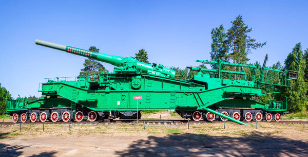 Артиллерийский транспортер ТМ-3-12 с 305-мм пушкой с линкора "Император Александр III". Форт "Красная Горка". Поселение Форт Красная Горка Ломоносовского района Ленинградской области. Россия. Дата съемки 27 июня 2020 года