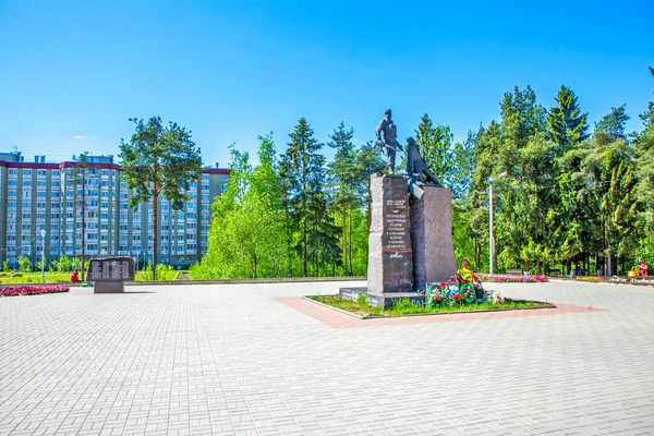 Yeşillik ve mavi gökyüzü olan eski bir anıt.