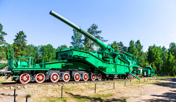 Артиллерийский транспортер ТМ-3-12 с 305-мм пушкой с линкора "Император Александр III". Форт "Красная Горка". Поселение Форт Красная Горка Ломоносовского района Ленинградской области. Россия. Дата съемки 27 июня 2020 года