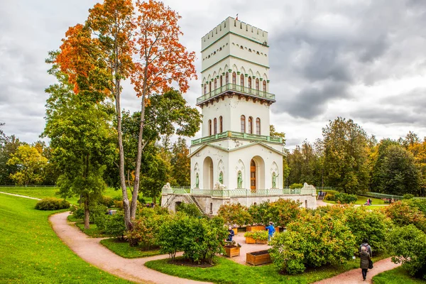 Park Scene Small Tower Building People — Stock Photo, Image