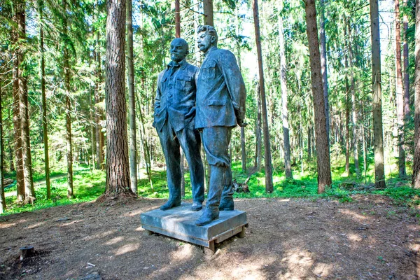 Памятник Ленину Сталину Пышном Зеленом Лесу — стоковое фото