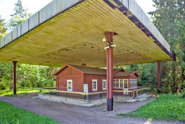 Mały Domek Pod Dodatkowym Dachem Bujnej Zielonej Scenie — Zdjęcie stockowe