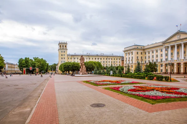 ソ連の家の前のレーニン広場 スモレンスク ロシア撮影日2020年7月10日 — ストック写真